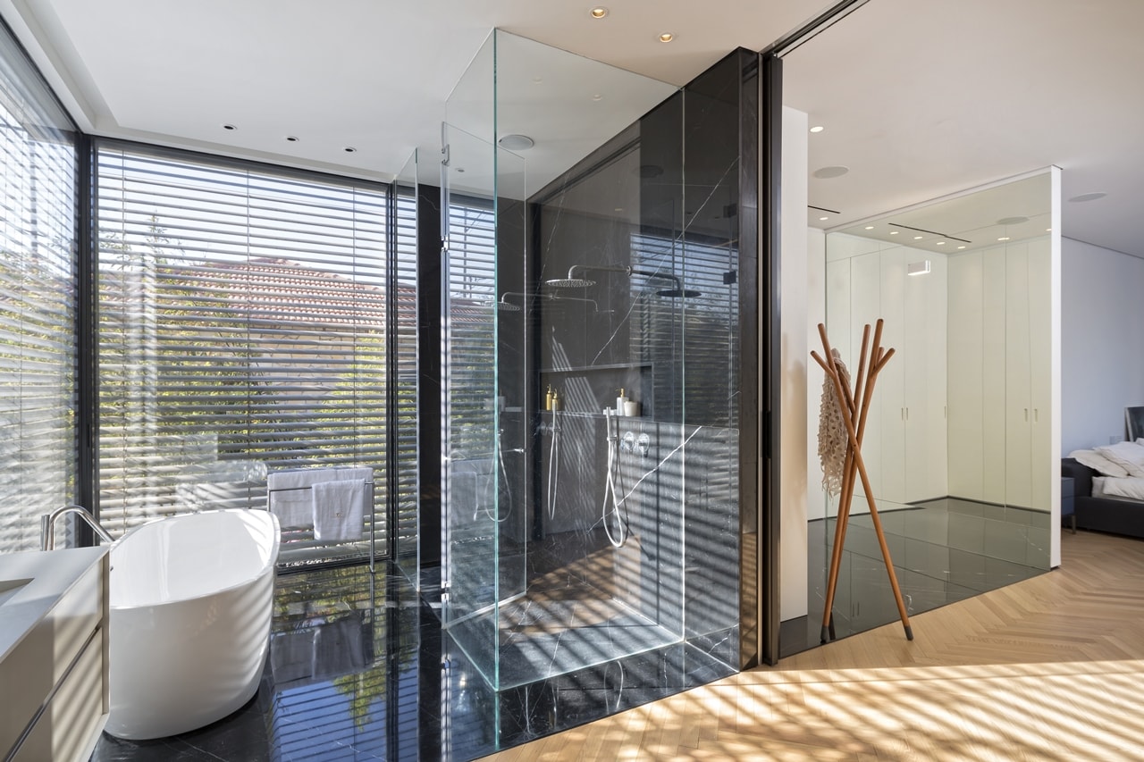Bathroom in modern LB house by Shachar Rozenfeld Architects