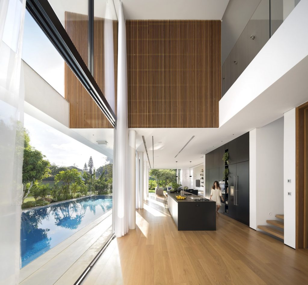 Sliding Glass Wall Used for Remarkable Indoor-Outdoor Connection ...
