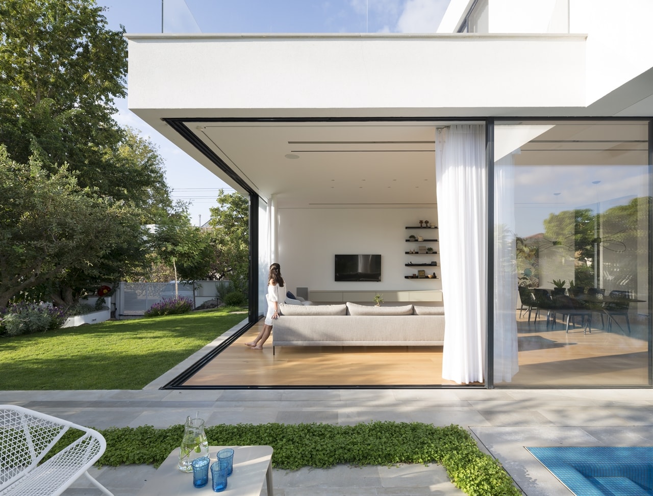 Large sliding glass doors open in modern LB house by Shachar Rozenfeld Architects