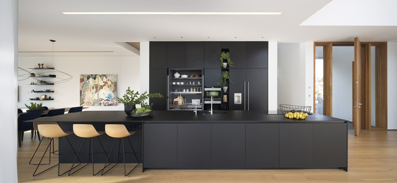 Modern black and white kitchen in modern LB house by Shachar Rozenfeld Architects