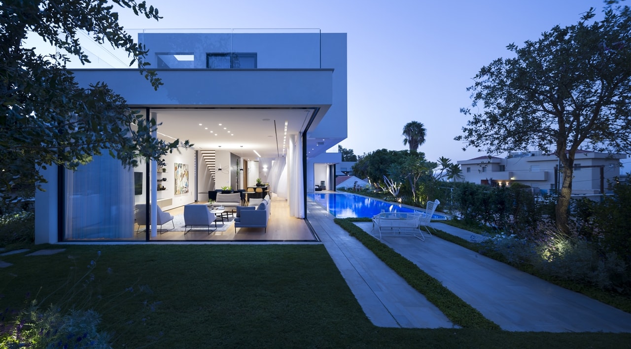 Facade of modern LB house by Shachar Rozenfeld Architects at night