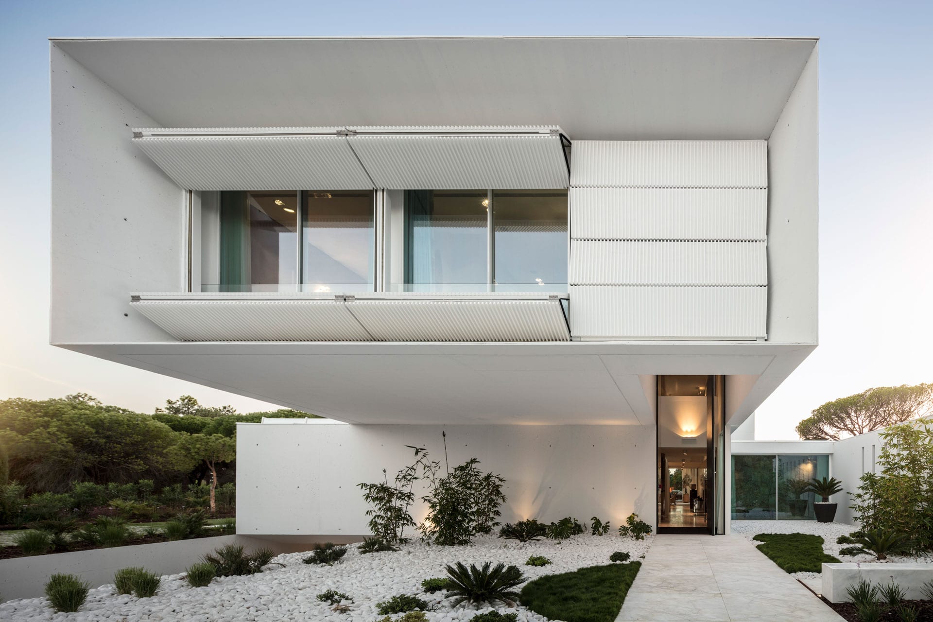 Modern front facade of a modern home designed by Visioarq