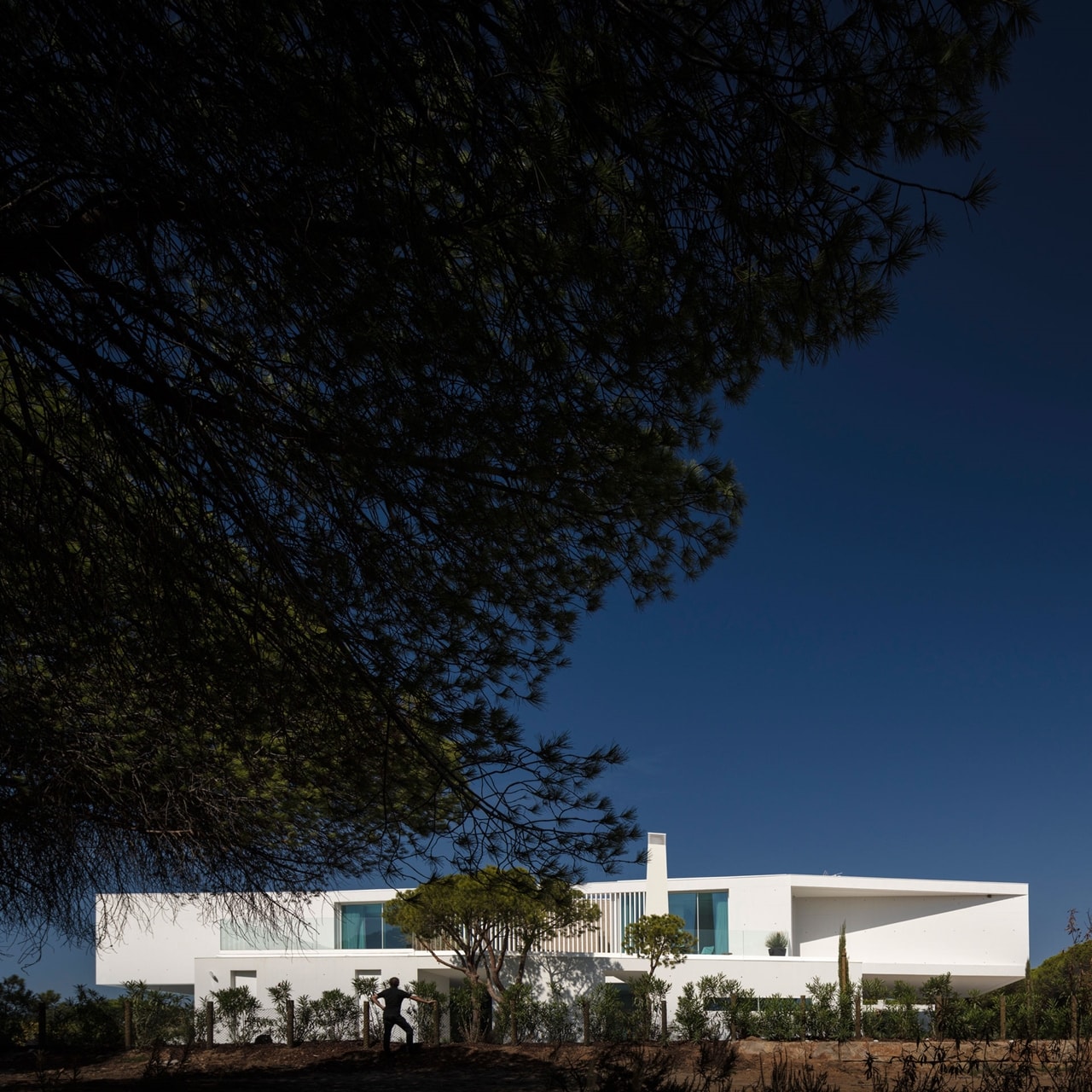 White facade of a modern home designed by Visioarq