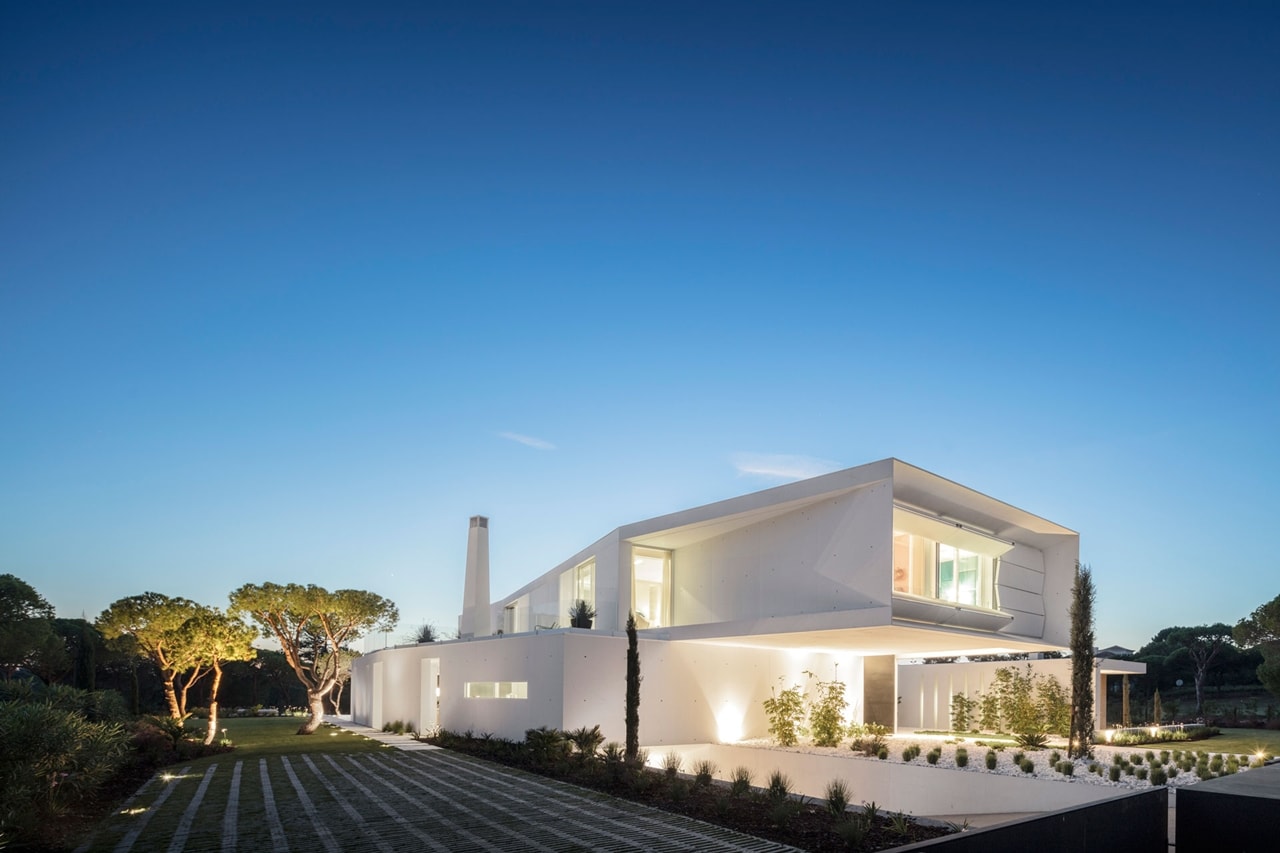 Modern facade at night in modern home designed by Visioarq