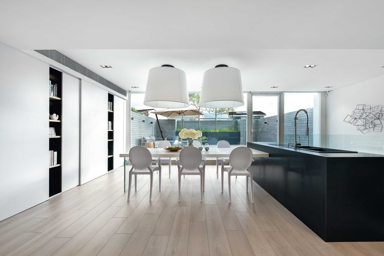 Minimalist dining room in modern minimalist house by Millimeter Interior Design