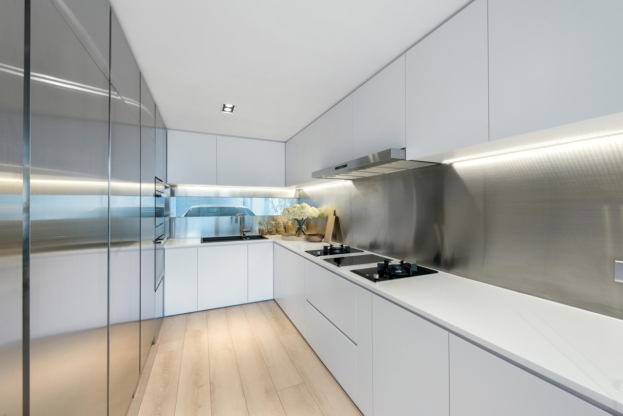 Minimalist kitchen in modern minimalist house by Millimeter Interior Design