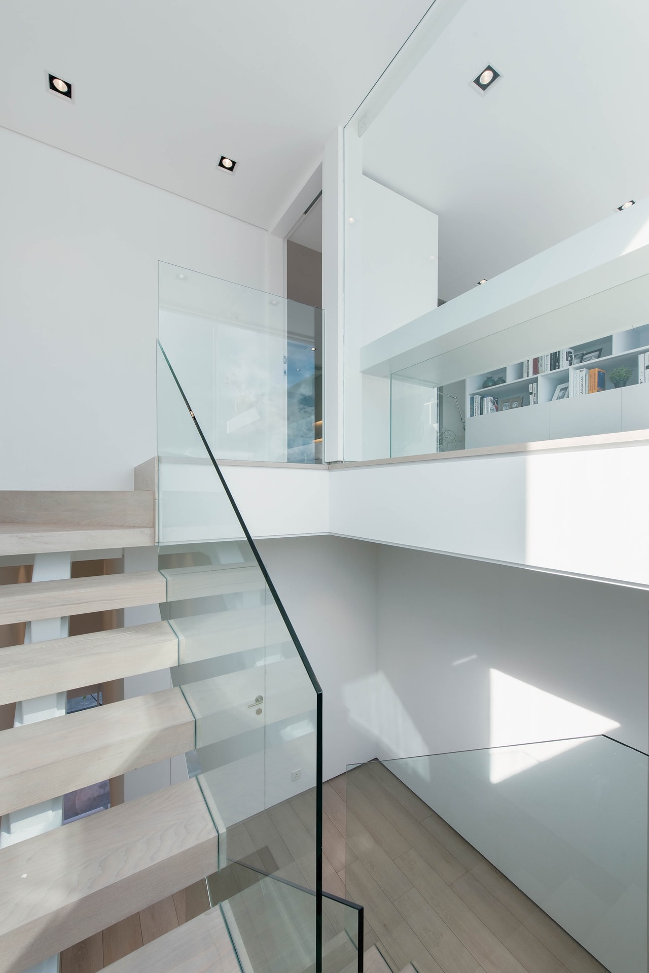 Minimalist staircase design in modern minimalist house by Millimeter Interior Design