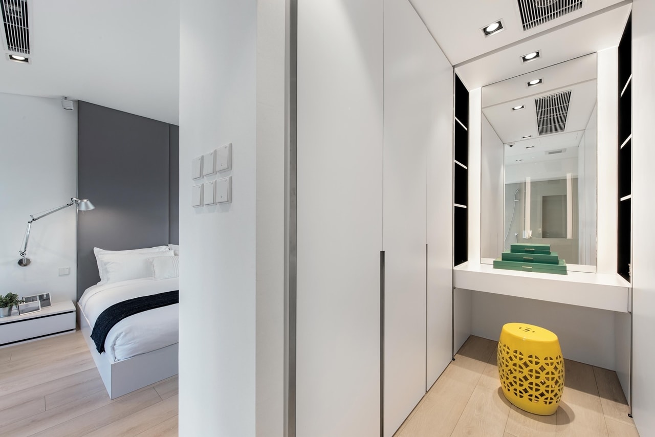 Minimalist bedroom in modern minimalist house by Millimeter Interior Design