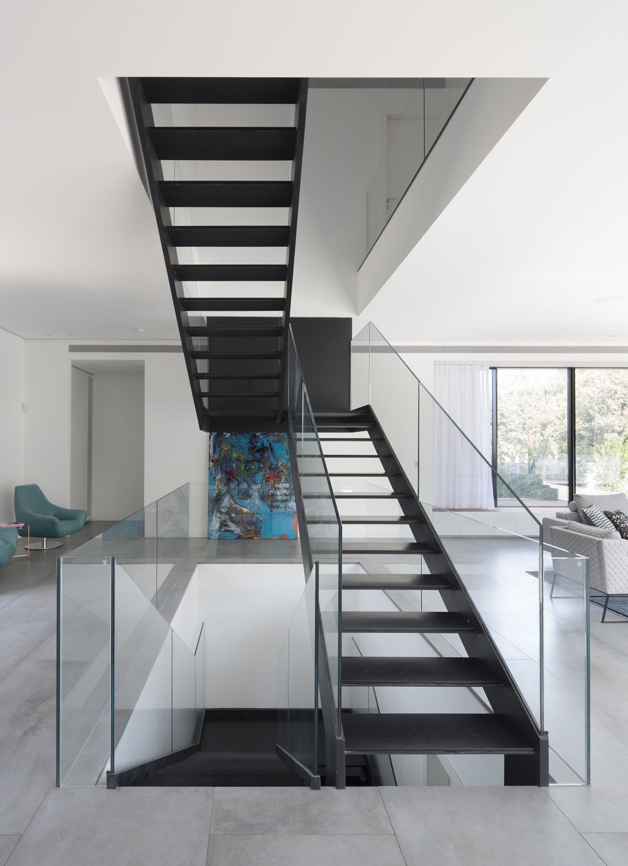 Floating steel stairs