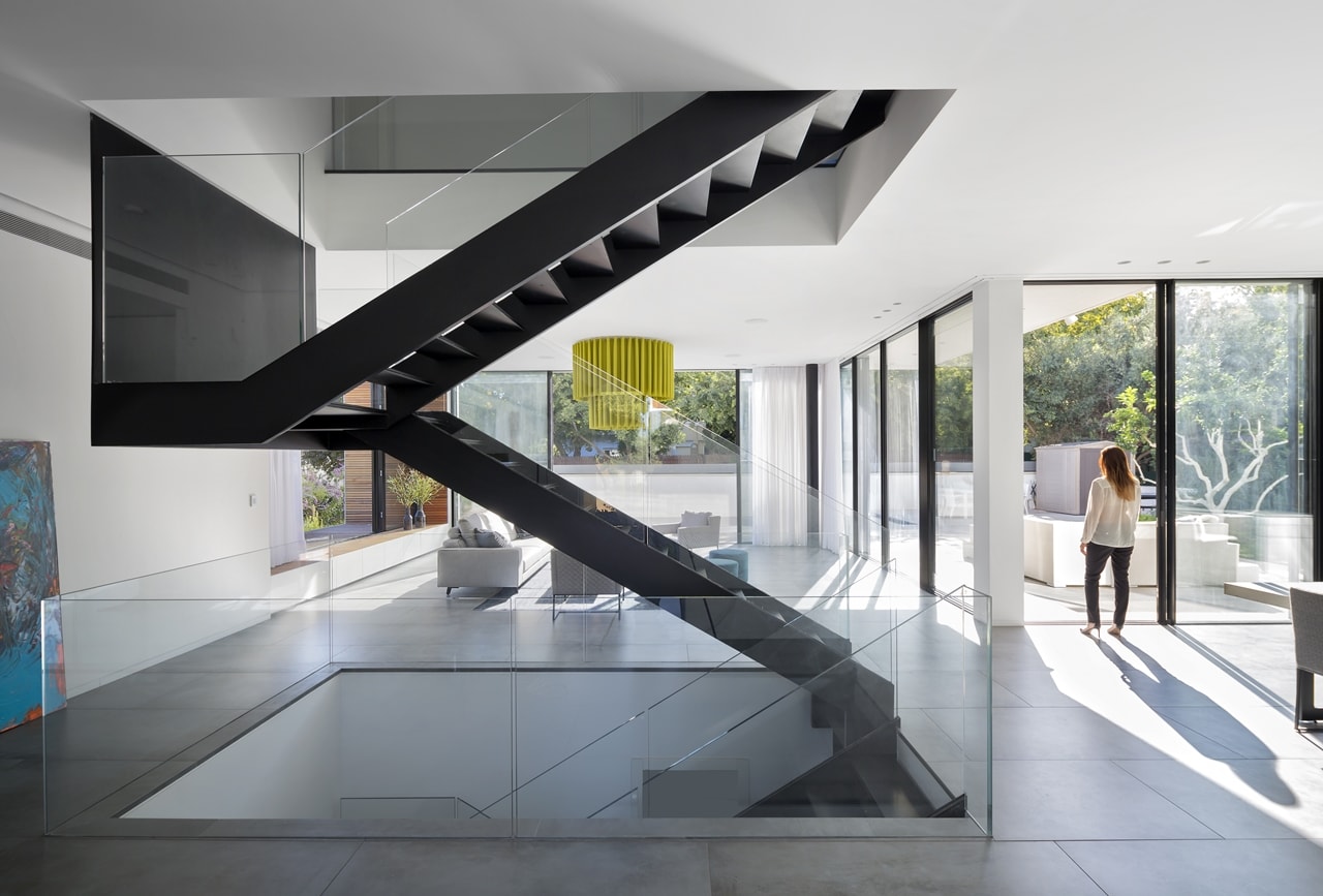 Cantilevered staircase