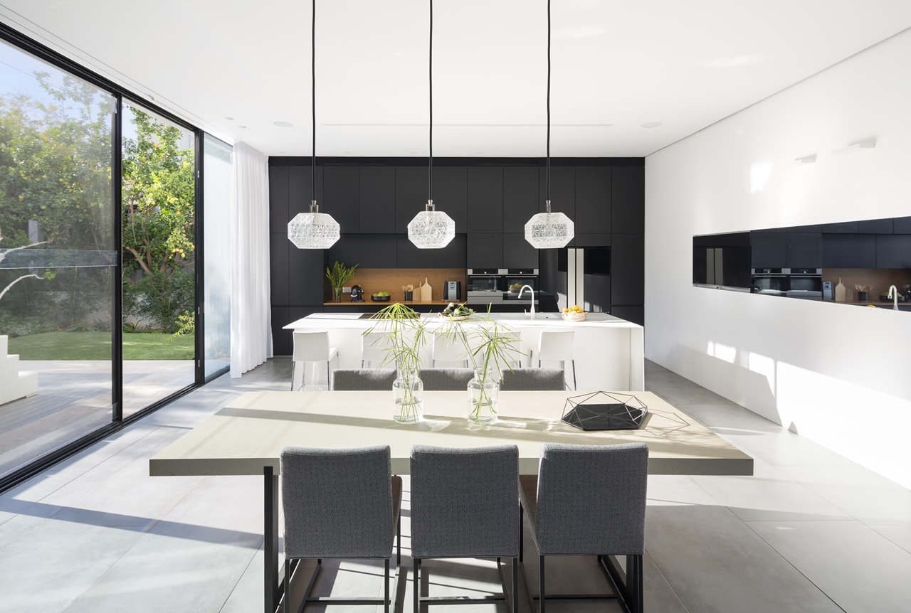 Modern kitchen and dining room in simple modern home by Sachar-Rozenfeld Architects