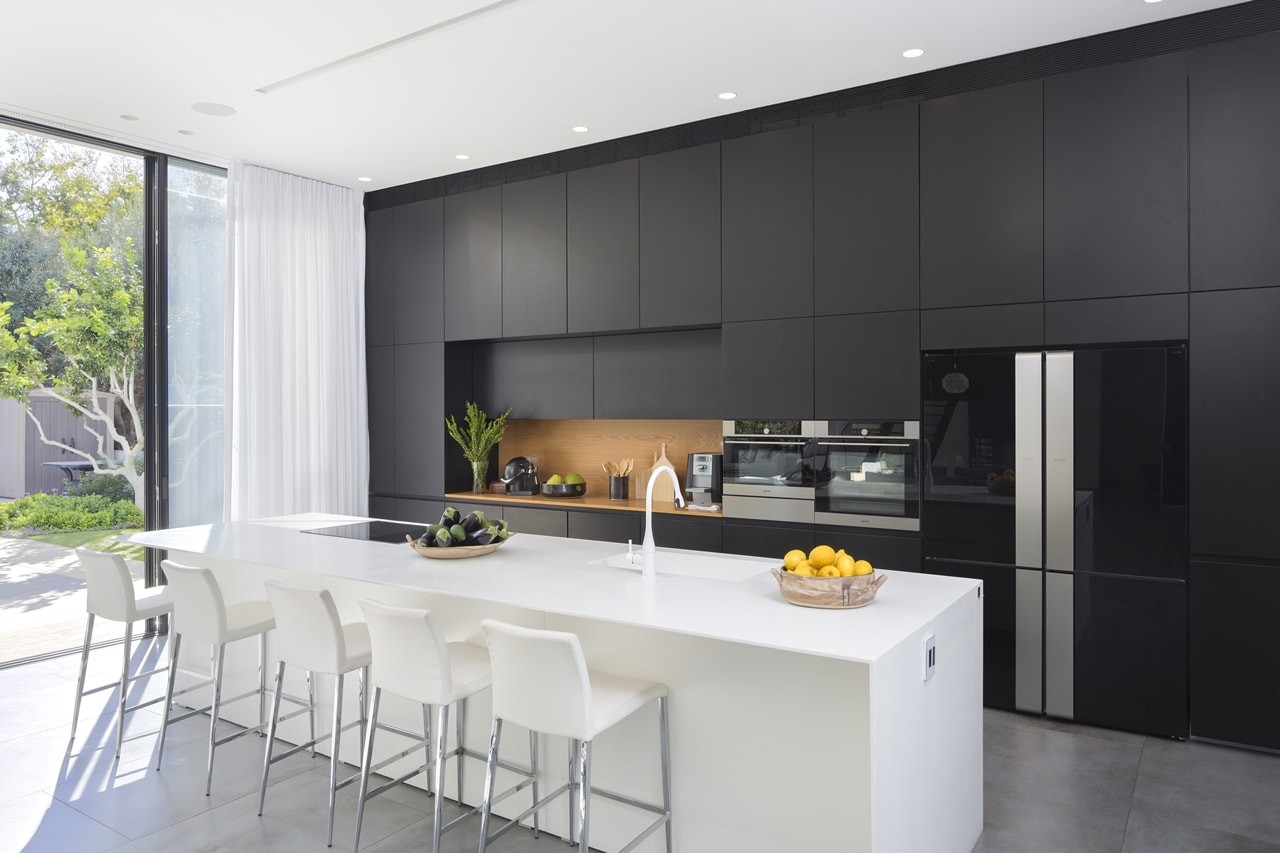 Black and white kitchen in simple modern home by Sachar-Rozenfeld Architects