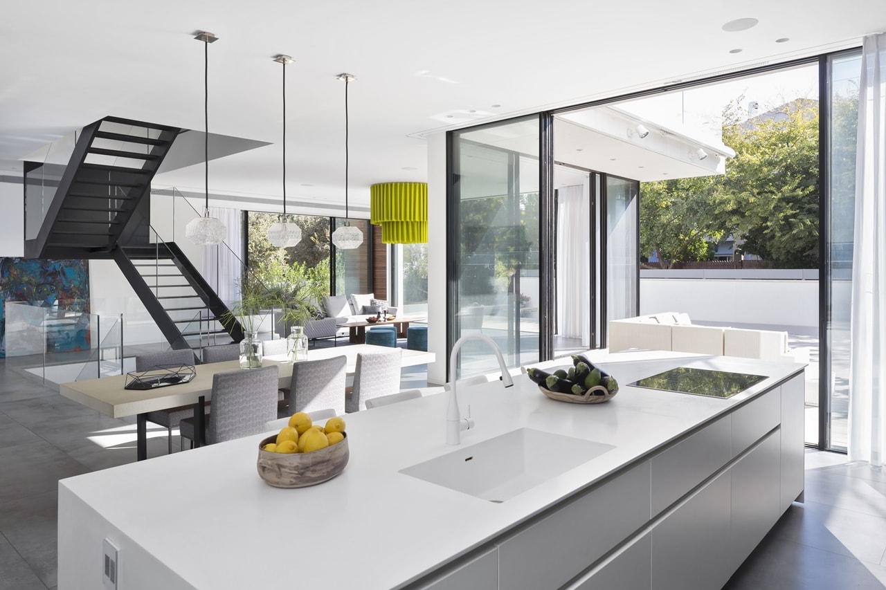 Kitchen island in simple modern home by Sachar-Rozenfeld Architects