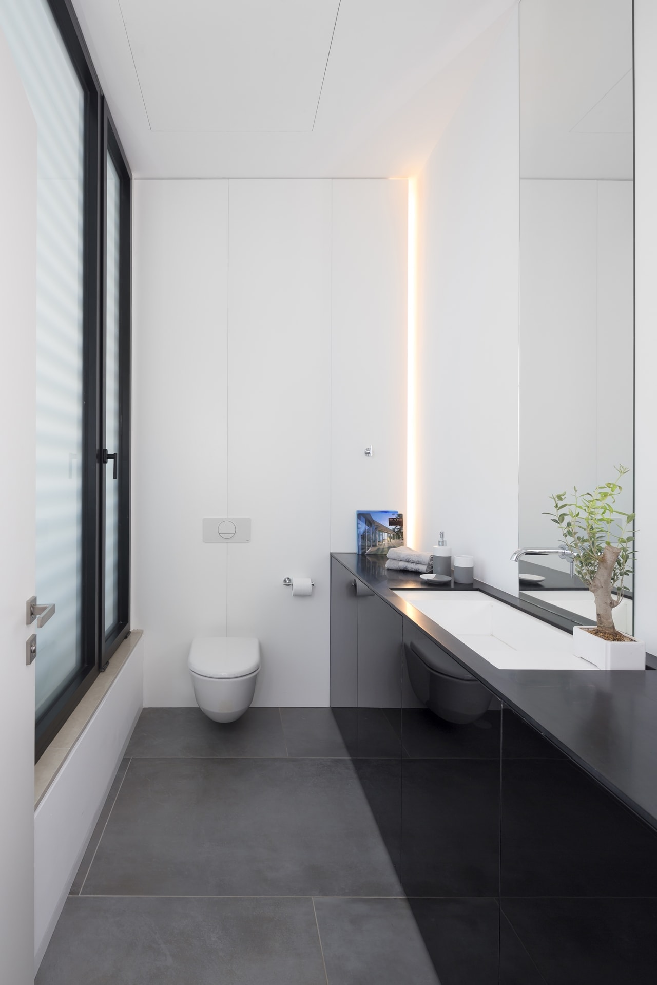 Small bathroom in simple modern home by Sachar-Rozenfeld Architects