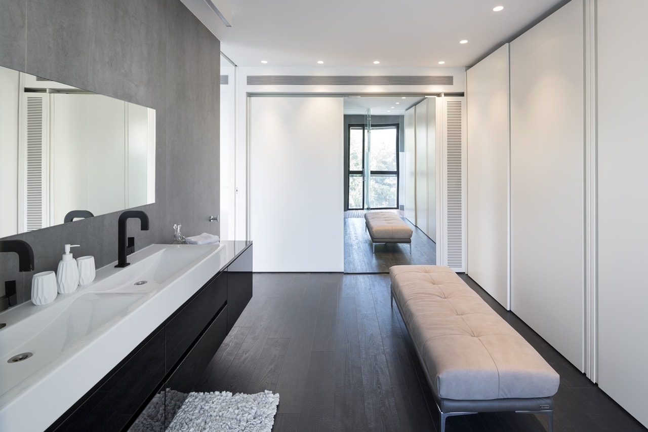 Contemporary black and white bedroom in simple modern home by Sachar-Rozenfeld Architects