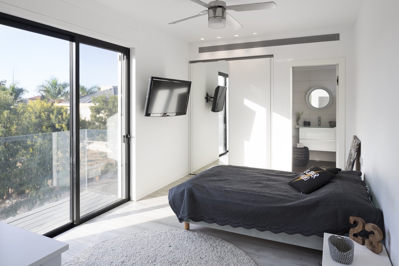 Second bedroom in simple modern home by Sachar-Rozenfeld Architects