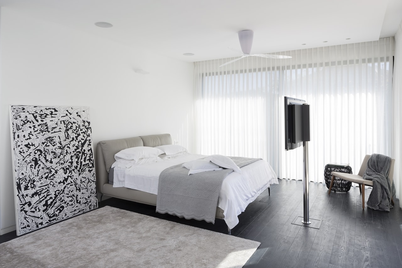 White and grey modern bedroom in modern home by Sachar-Rozenfeld Architects