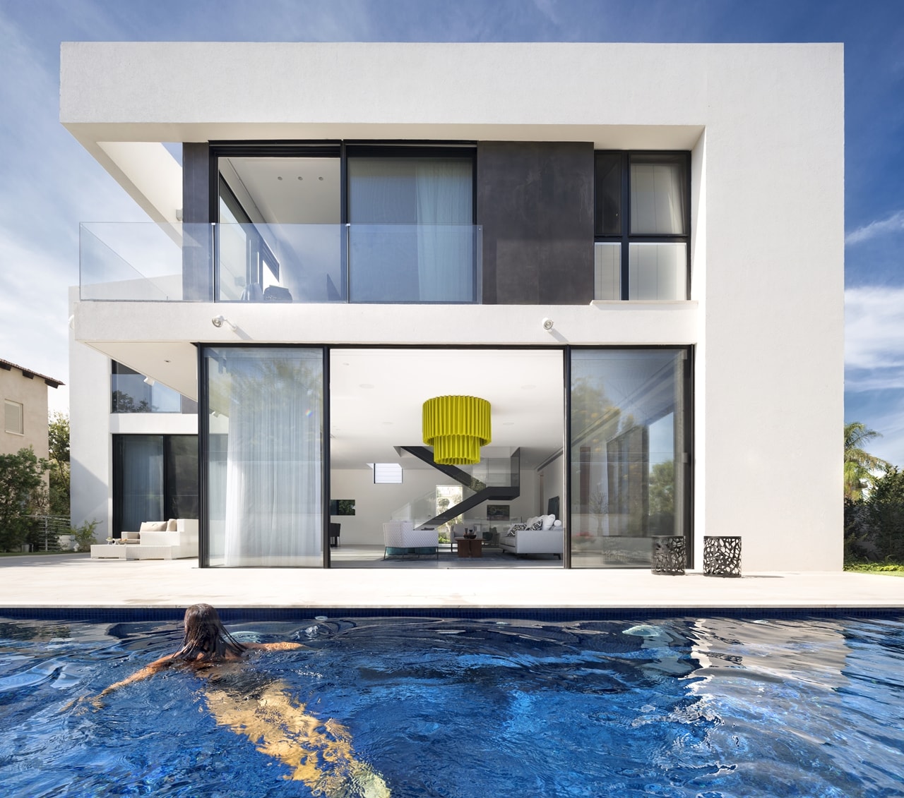 Swimming pool of simple modern home by Sachar-Rozenfeld Architects