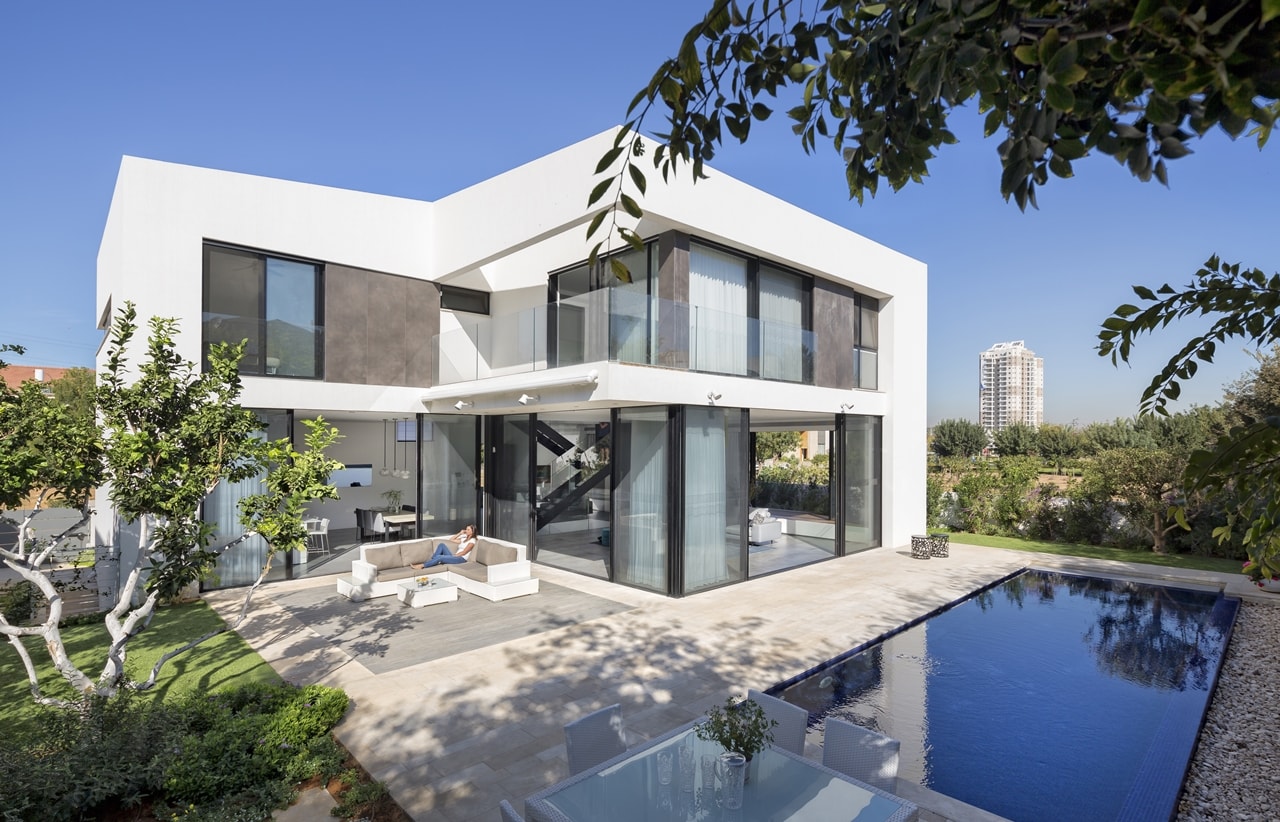  Simple modern house  with an amazing floating stairs 