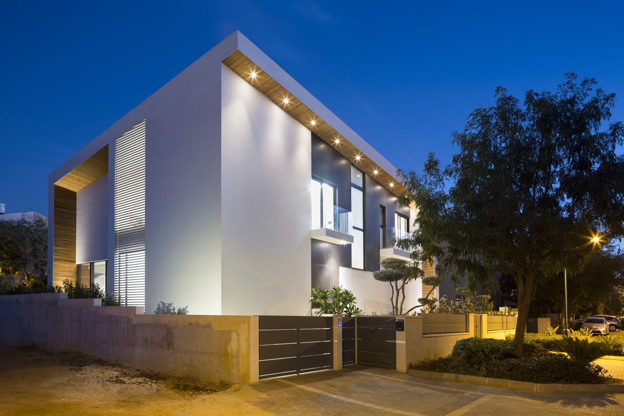 Modern facade of simple modern home by Sachar-Rozenfeld Architects