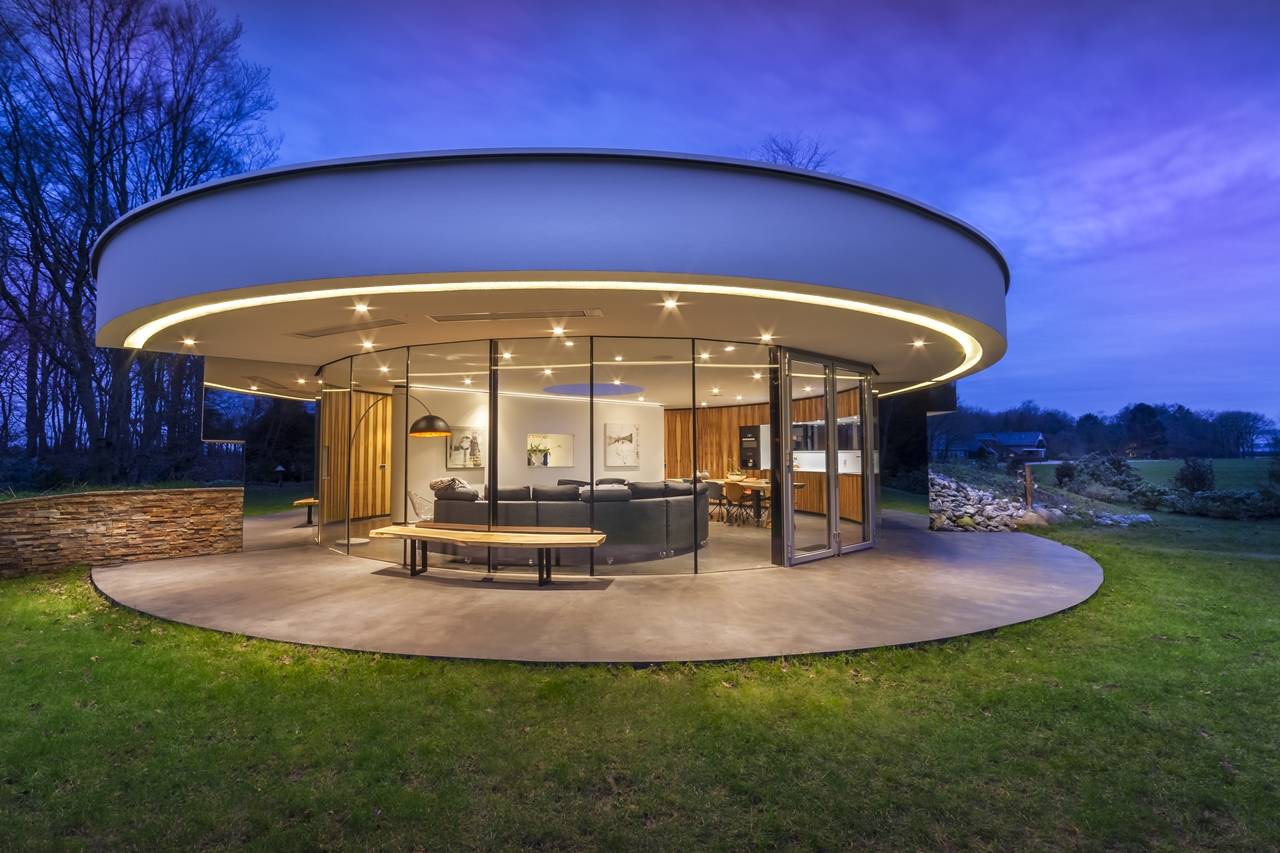 Round glass walls on 360 House by 123DV