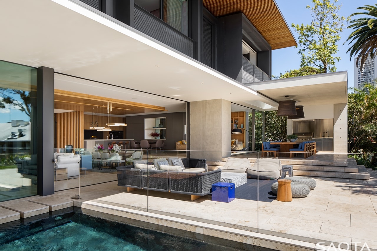 Modern terrace as part of amazing house design on Double Bay residence by SAOTA