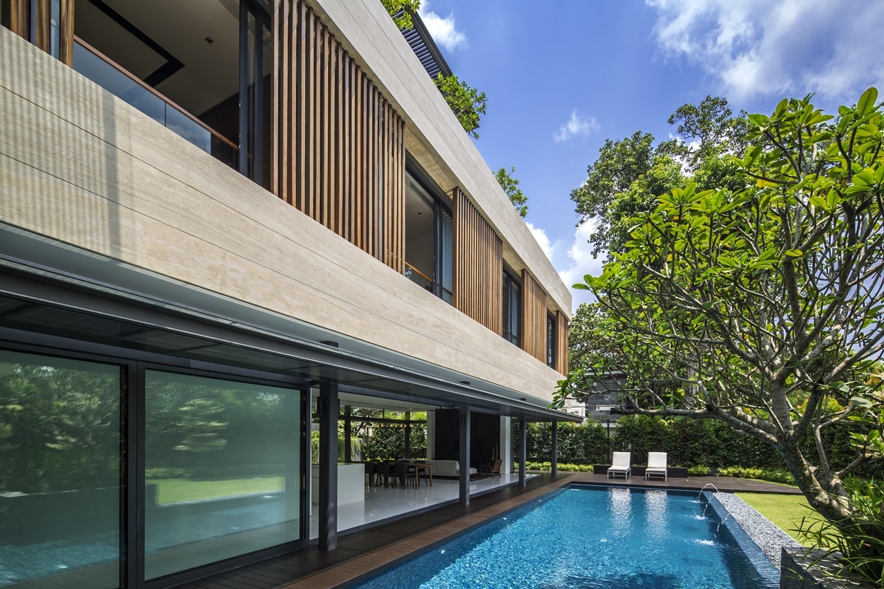 Sliding glass wall and swimming pool in modern mansion designed by Wallflower Architecture and Design