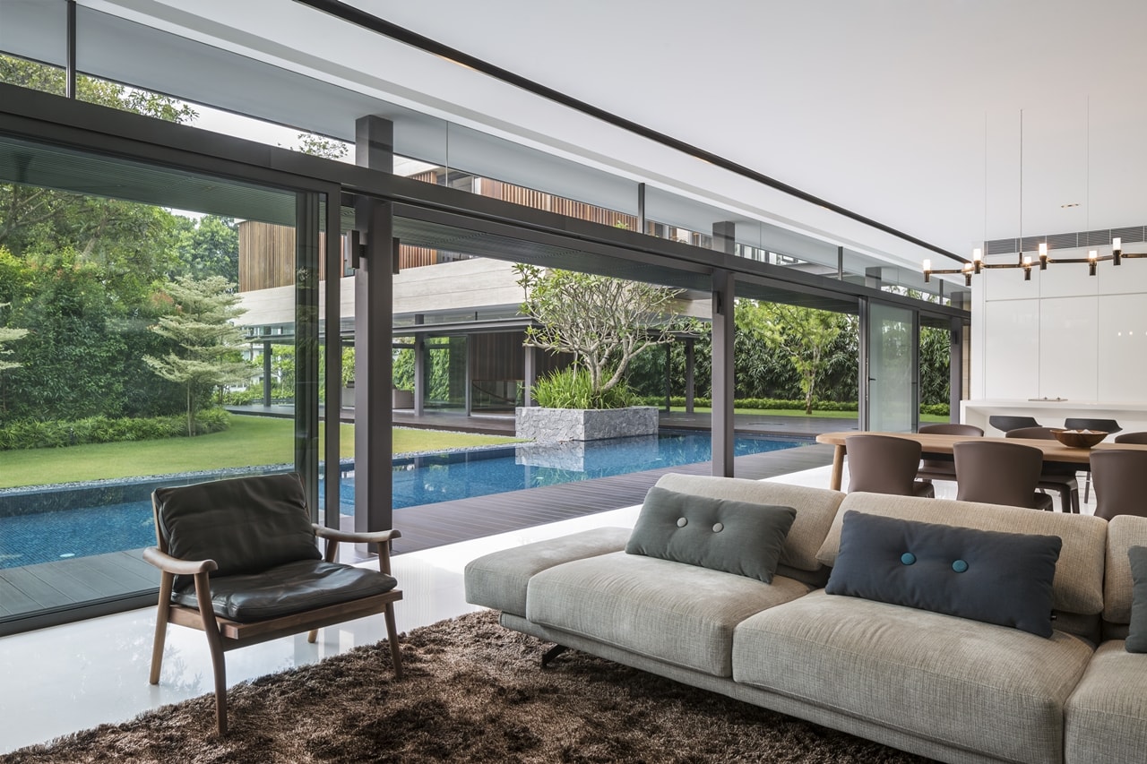 Living room and acces to the swimming pool in modern mansion designed by Wallflower Architecture and Design