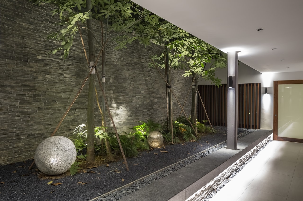 Indoor garden in modern mansion designed by Wallflower Architecture and Design