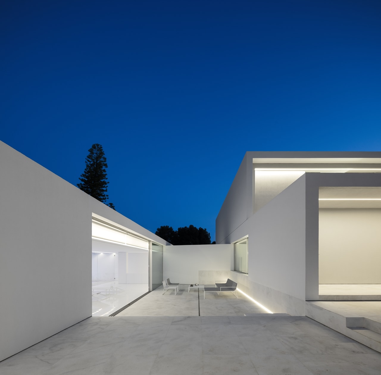 Exterior of minimalist house designed by Fran Silvestre Architects