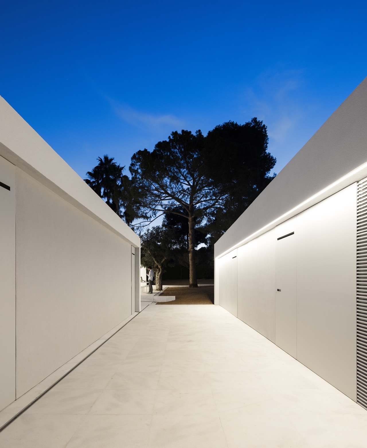 Facade of minimalist house designed by Fran Silvestre Architects
