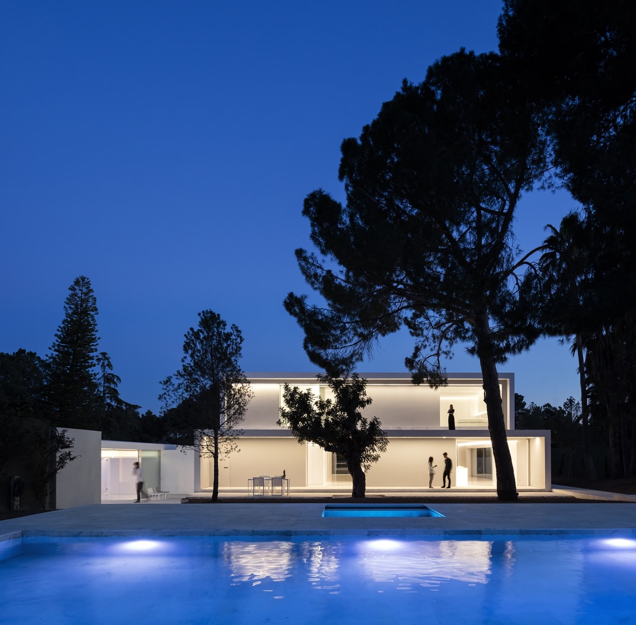 Swimming pool of minimalist house designed by Fran Silvestre Architects at night