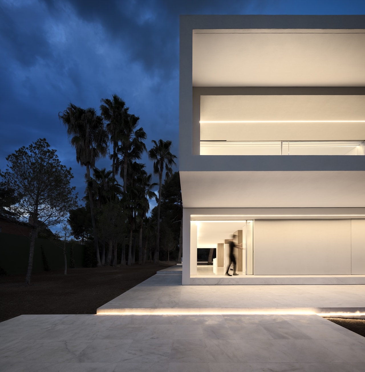 Minimalist walkway of minimalist house designed by Fran Silvestre Architects