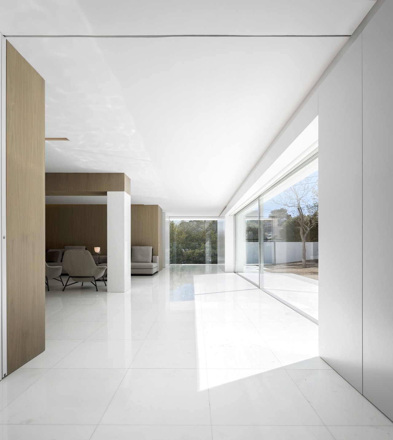 Clean minimalist interior design in minimalist house designed by Fran Silvestre Architects