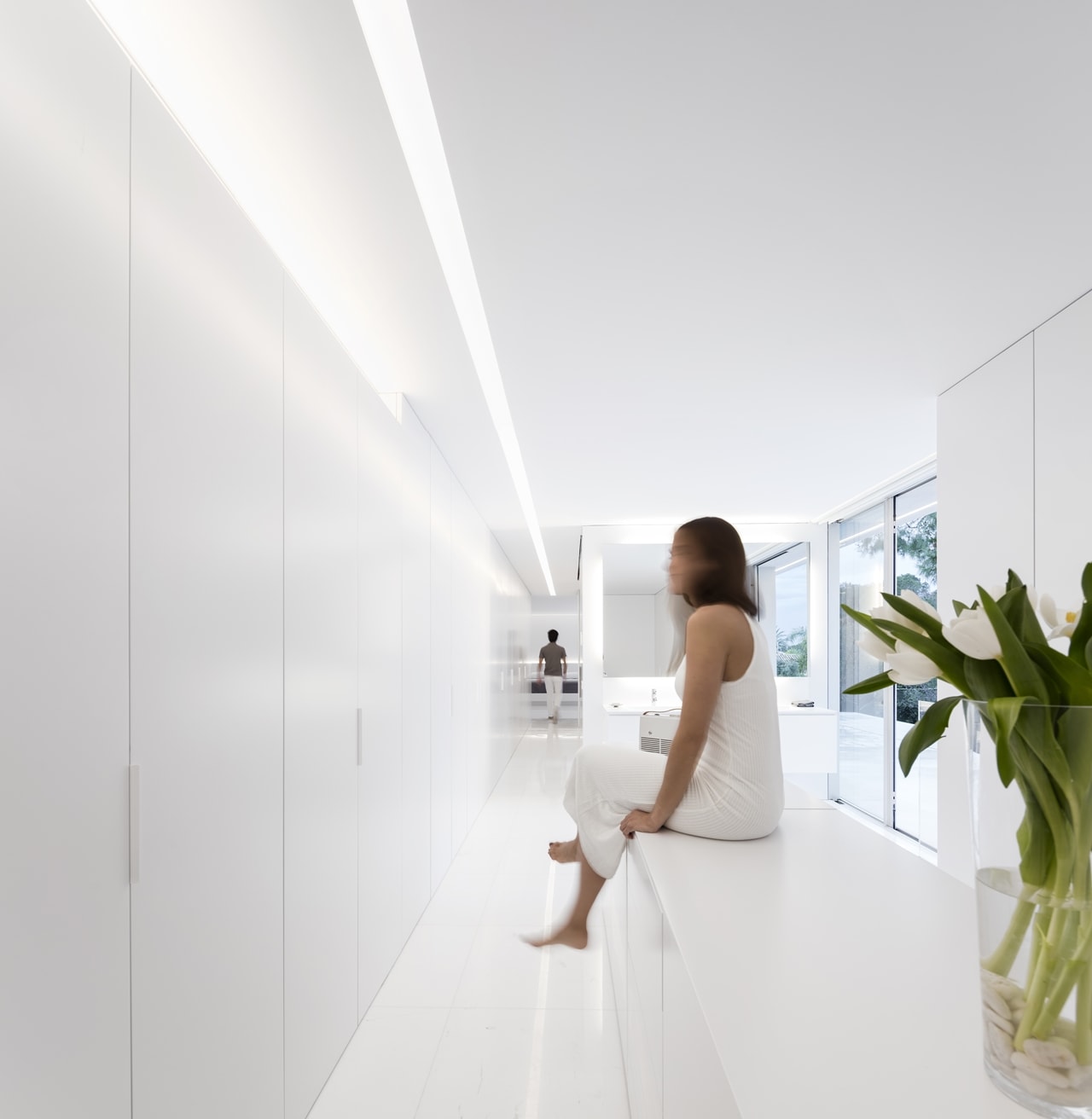 Minimalist kitchen in minimalist house designed by Fran Silvestre Architects