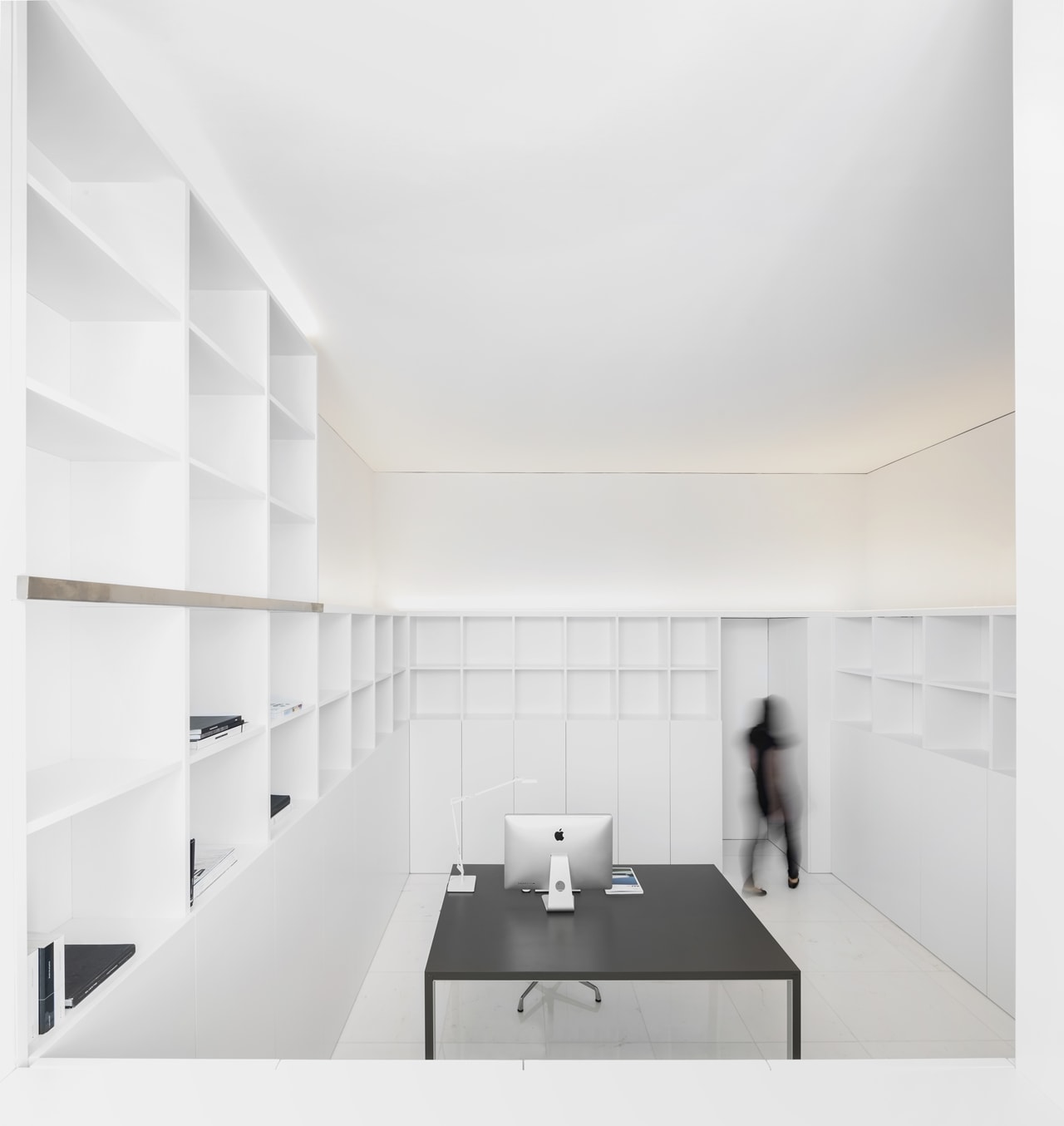Minimalist home office in minimalist house designed by Fran Silvestre Architects