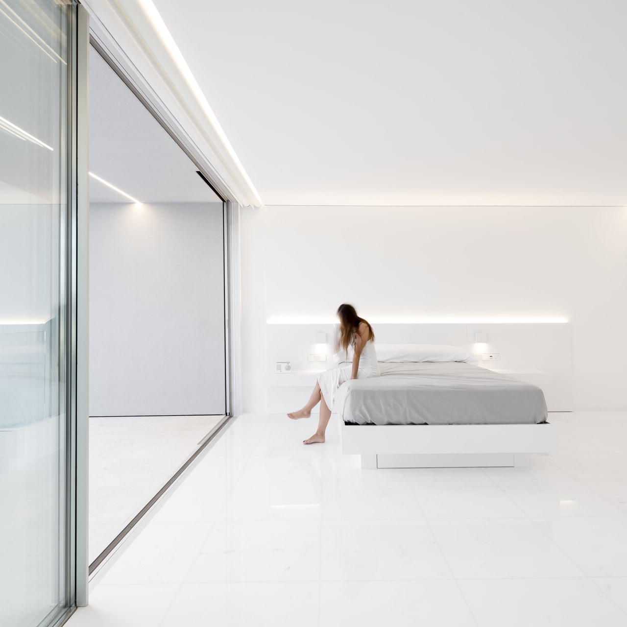 Minimalist bedroom in minimalist house designed by Fran Silvestre Architects