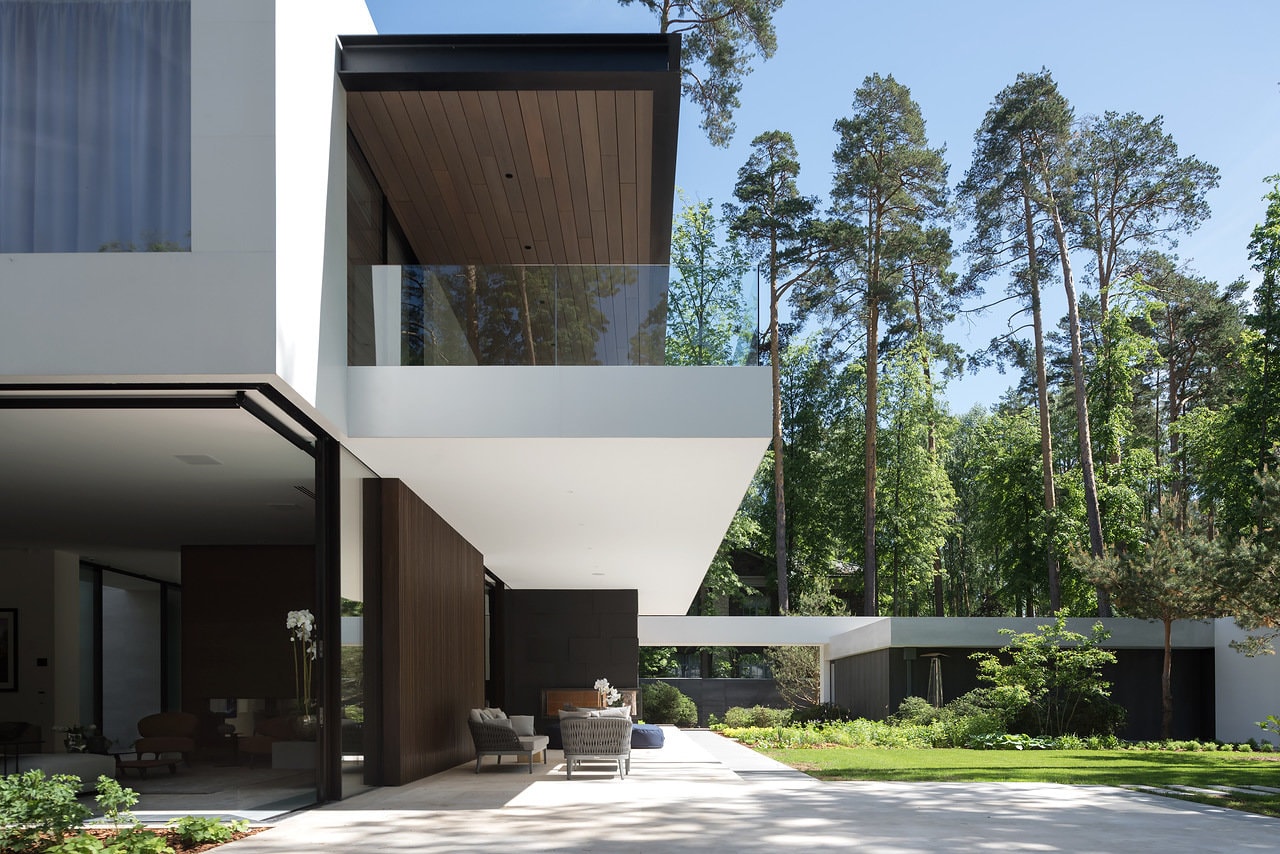 Courtyard facade of modern forest house designed by Alexandra Fedorova