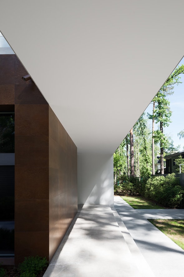 Modern entrance of modern forest house designed by Alexandra Fedorova